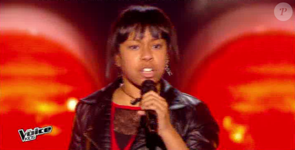 Phoebe rejoint l'équipe de Patrick Fiori dans The Voice Kids, le vendredi 2 octobre 2015, sur TF1.