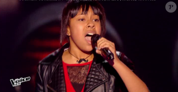 Phoebe rejoint l'équipe de Patrick Fiori dans The Voice Kids, le vendredi 2 octobre 2015, sur TF1.