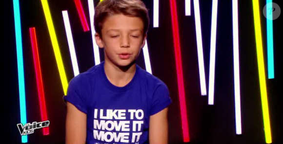 Arthur rejoint l'équipe de Louis Bertignac dans The Voice Kids, le vendredi 2 octobre 2015, sur TF1
