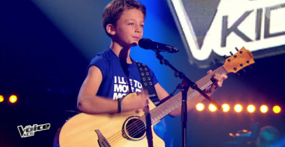 Arthur rejoint l'équipe de Louis Bertignac dans The Voice Kids, le vendredi 2 octobre 2015, sur TF1
