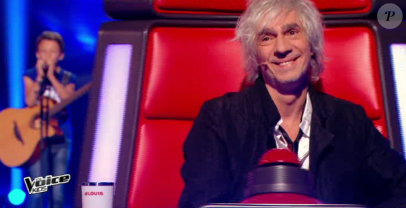 Arthur rejoint l'équipe de Louis Bertignac dans The Voice Kids, le vendredi 2 octobre 2015, sur TF1