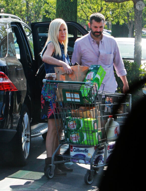 Exclusif - Tori Spelling, qui ne porte plus de bandage suite à sa brûlure dans un restaurant japonais, est allée faire des courses au supermarché avec son ami de longue date, Merhan Farhat, à Calabasas. Le 23 septembre 2015