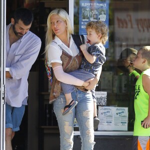 Exclusif - Tori Spelling se promène avec un inconnu et avec ses enfants Liam, Stella, Finn et Hattie dans les rues de Tarzana. Le petit Liam est allé chez le coiffeur «Floyd Barbershop» et la petite famille est allée ensuite diner dans un restaurant mexicain. Tori porte toujours son bandage. L'actrice américaine de 42 ans a décidé de porter plainte contre la chaîne de restaurants Benihana, qu'elle estime responsable de sa vilaine brûlure au bras droit. Le 6 septembre 2015