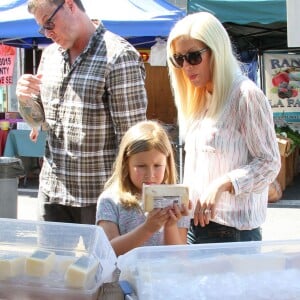 Tori Spelling, son mari Dean McDermott et leurs enfants Liam, Stella, Hattie et Finn font du shopping au Farmers Market à Studio City, le 23 août 2015.