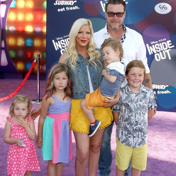 Tori Spelling avec son mari Dean McDermott et leurs enfants Finn, Stella, Hattie et Liam - Avant-première du film "Inside Out" à Hollywood, le 8 juin 2015.