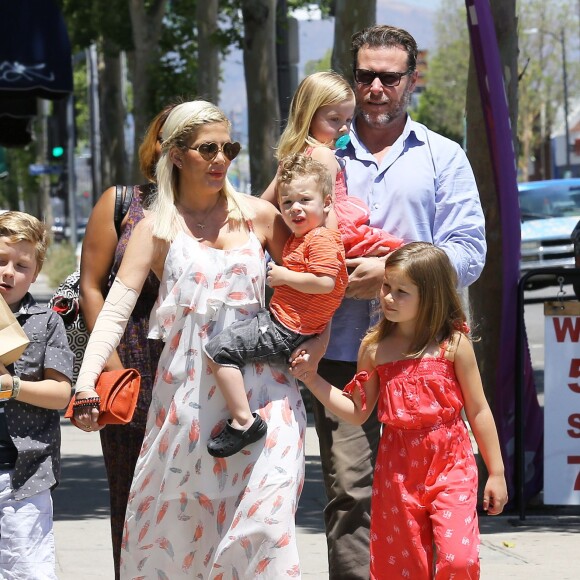 Tori Spelling se promène en famille avec son mari Dean McDermott et leurs enfants Liam, Stella, Hattie, et Finn le jour de la fête des mères à Los Angeles, le 10 mai 2015