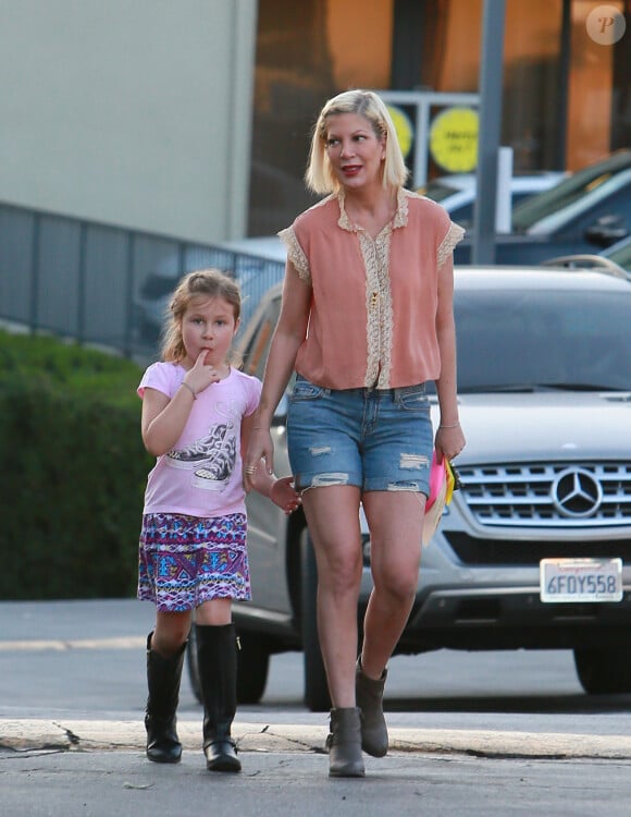 Exclusif - Tori Spelling, qui porte d'étranges bleus à son bras droit, est allée faire des courses au supermarché Target avec sa fille Stella à Woodland Hills. Le 16 février 2015