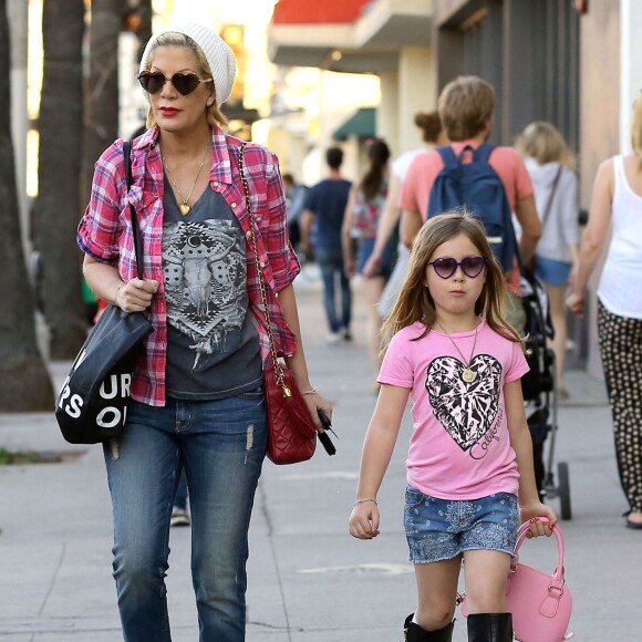 Tori Spelling fait du shopping chez Barnes & Noble et Urban Outfitters le jour de la Saint-Valentin avec sa fille Stella à Ventura, le 14 février 2015.