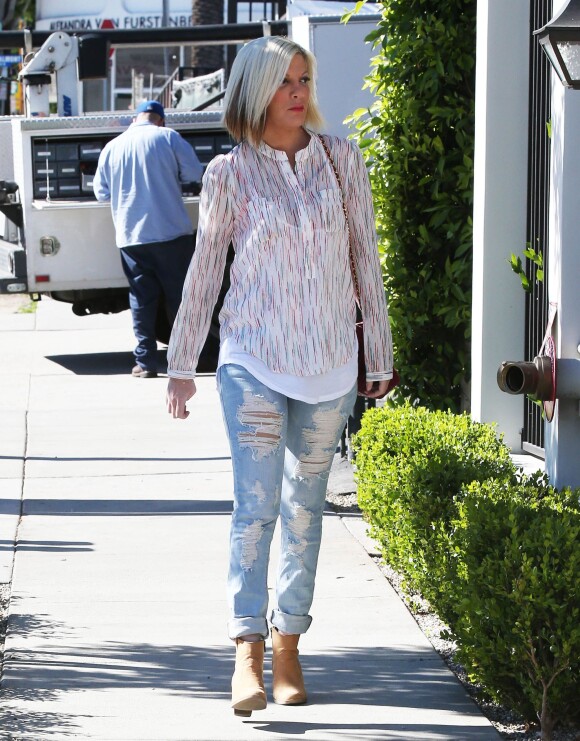 Exclusif - Tori Spelling va déjeuner avec un ami à West Hollywood, le 13 février 2015.