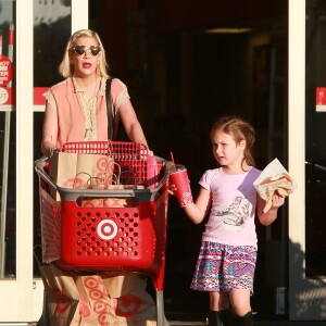 Exclusif - Tori Spelling, qui porte d'étranges bleus à son bras droit, est allée faire des courses au supermarché Target avec sa fille Stella à Woodland Hills. Le 16 février 2015