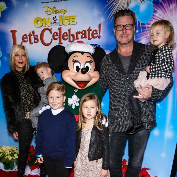 Tori Spelling avec son mari Dean McDermott et leurs enfants Finn Davey McDermott, Stella Doreen McDermott, Hattie Margaret McDermott et Liam Aaron McDermott à la soirée "Disney on Ice Let's Celebrate!" à Los Angeles, le 11 décembre 2014