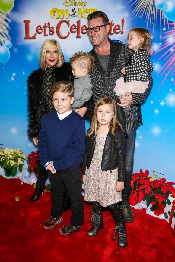 Tori Spelling avec son mari Dean McDermott et leurs enfants Finn Davey McDermott, Stella Doreen McDermott, Hattie Margaret McDermott et Liam Aaron McDermott à la soirée "Disney on Ice Let's Celebrate!" à Los Angeles, le 11 décembre 2014