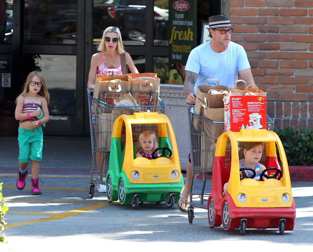 Photo : Tori Spelling fait du shopping avec son mari Dean McDermott et