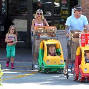 Tori Spelling fait du shopping avec son mari Dean McDermott et leurs enfants Liam, Stella et Hattie à "Ralphs" à Malibu, le 23 aout 2014