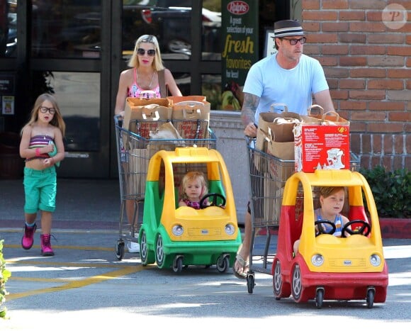 Tori Spelling fait du shopping avec son mari Dean McDermott et leurs enfants Liam, Stella et Hattie à "Ralphs" à Malibu, le 23 aout 2014