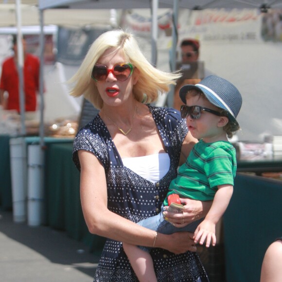 Dean McDermott, son fils Jack, sa femme Tori Spelling et leurs enfants Liam, Stella et Finn au Farmers Market à Malibu, le 10 août 2014.