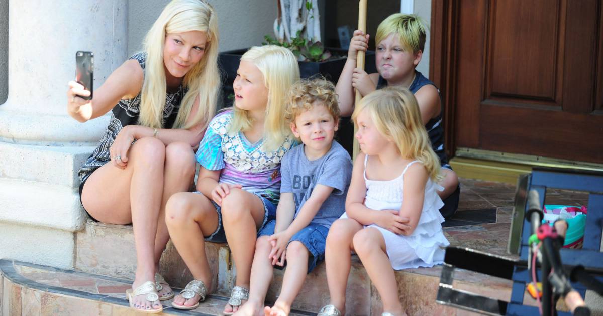 Tori Spelling prend un selfie avec ses enfants à Los ...