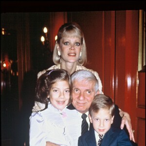 Aaron Spelling avec sa femme Candy, son fils Randy et sa fille Tory le 1er août 1987