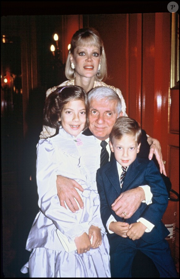 Aaron Spelling avec sa femme Candy, son fils Randy et sa fille Tory le 1er août 1987