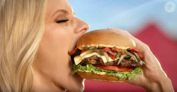 Image de la publicité "Borderball" du burger Tex Mex Bacon Thickburger de Carl's Jr., rentrée 2015