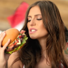 Image de la publicité "Borderball" du burger Tex Mex Bacon Thickburger de Carl's Jr., rentrée 2015