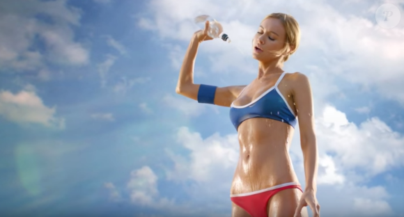 Image de la publicité "Borderball" du burger Tex Mex Bacon Thickburger de Carl's Jr., rentrée 2015