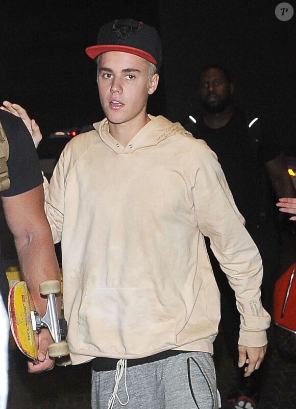Justin Bieber prend un vol à l'aéroport de Los Angeles le 25 septembre 2015.