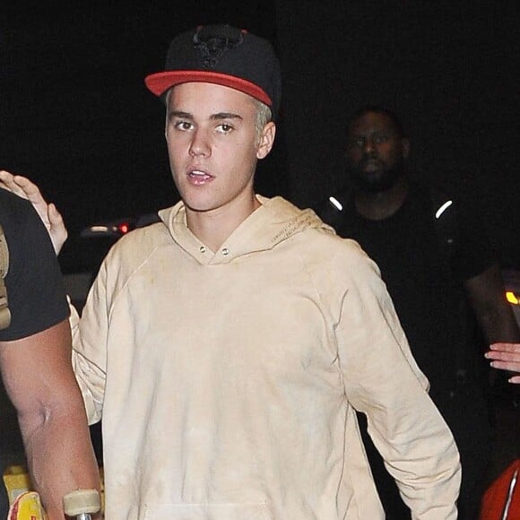 Justin Bieber prend un vol à l'aéroport de Los Angeles le 25 septembre 2015.