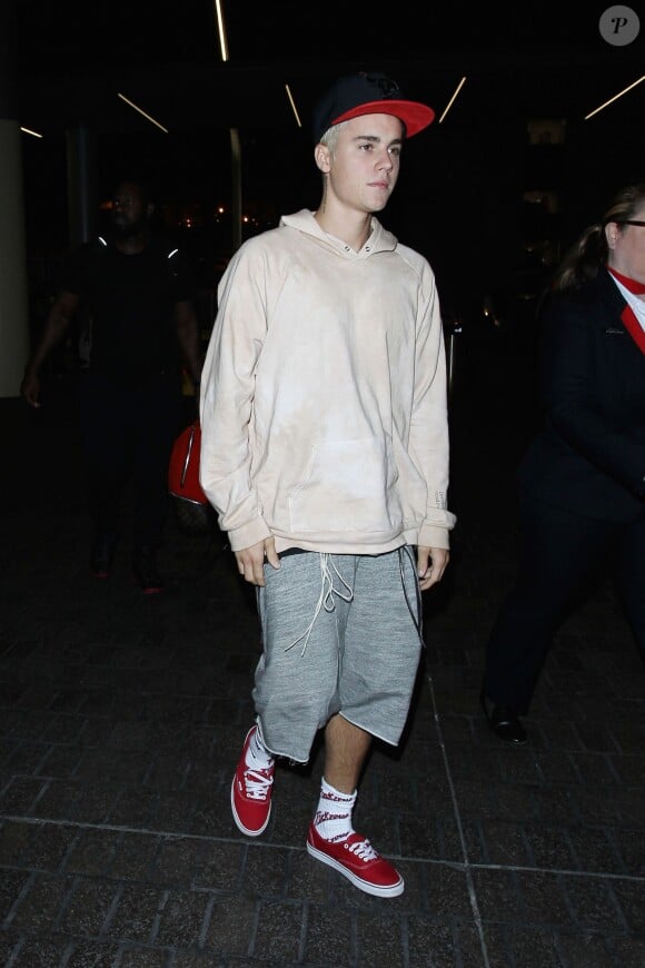 Justin Bieber arrive à l' aéroport à Los Angeles Le 25 Septembre 2015