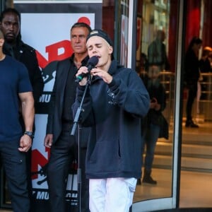 Justin Bieber, en promotion à Paris, chante devant les locaux de NRJ à Paris le 16 septembre 2015.