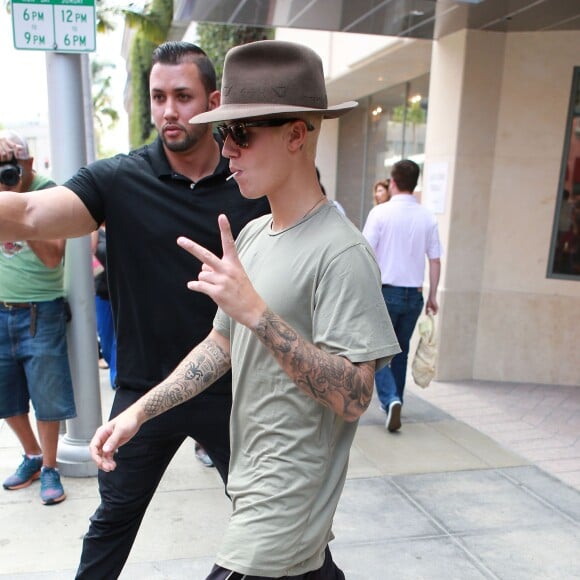 Justin Bieber quitte une clinique à Los Angeles le 11 septembre 2015.