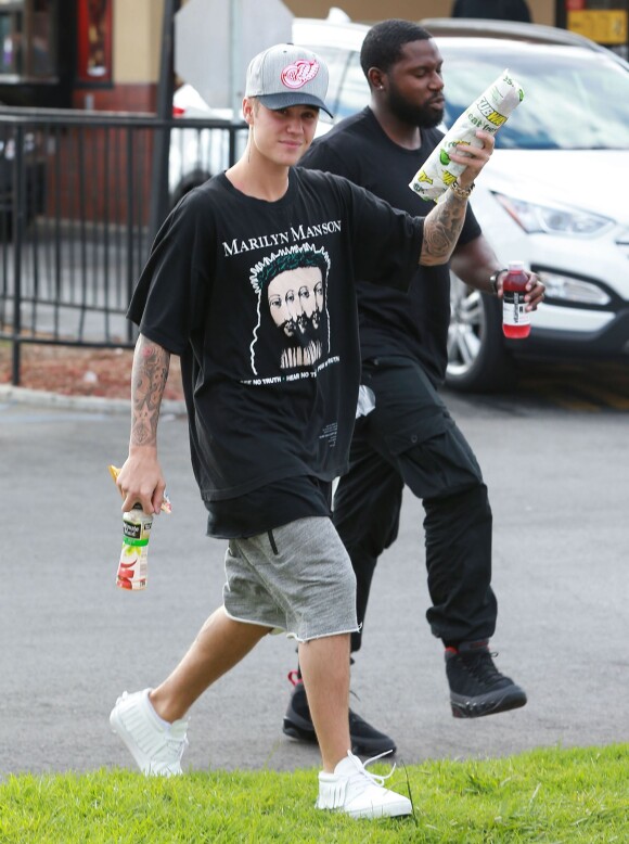 Justin Bieber a acheté un sandwich chez Subway avec son garde du corps à Los Angeles, le 6 août 2015.