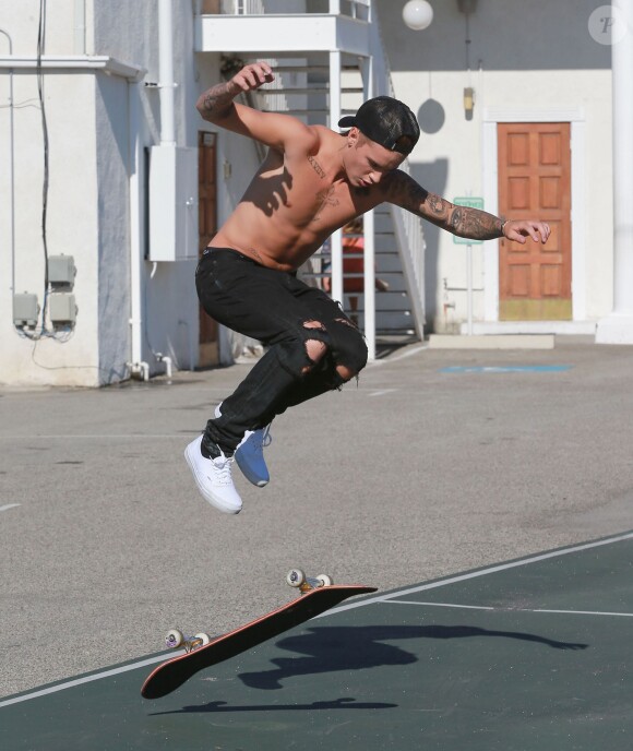 Justin Bieber fait du skateboard torse nu dans la rue à Santa Monica, le 22 juillet 2015