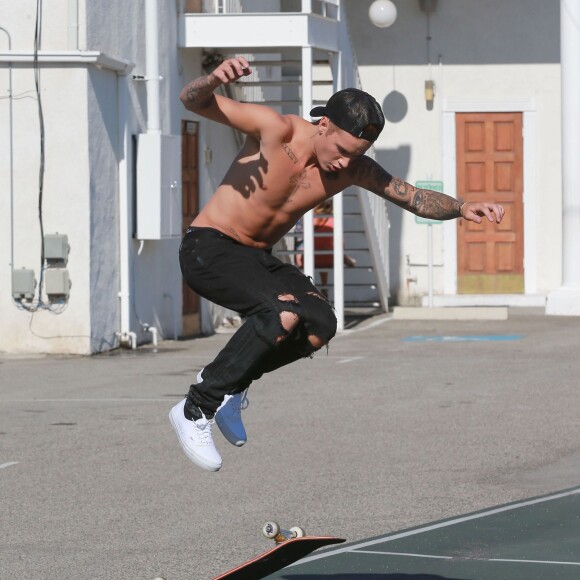 Justin Bieber fait du skateboard torse nu dans la rue à Santa Monica, le 22 juillet 2015