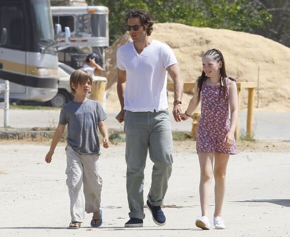 Exclusif - Le producteur Brad Falchuk (nouveau compagnon de Gwyneth Paltrow) se promène avec ses enfants Isabella et Brody dans un centre équestre à Burbank le 5 avril 2015. nship.05/04/2015 - Burbank