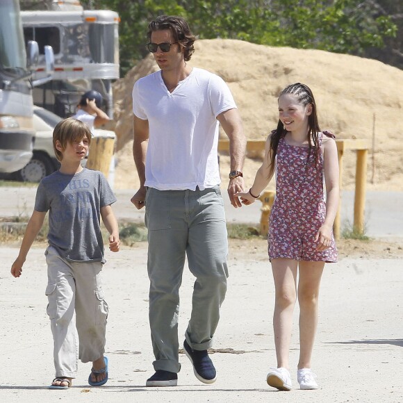 Exclusif - Le producteur Brad Falchuk (nouveau compagnon de Gwyneth Paltrow) se promène avec ses enfants Isabella et Brody dans un centre équestre à Burbank le 5 avril 2015. nship.05/04/2015 - Burbank