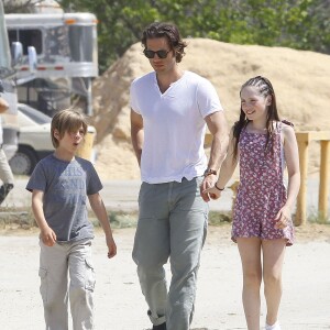 Exclusif - Le producteur Brad Falchuk (nouveau compagnon de Gwyneth Paltrow) se promène avec ses enfants Isabella et Brody dans un centre équestre à Burbank le 5 avril 2015.