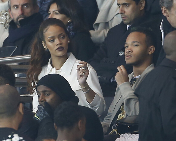 Rihanna a assisté en famille à la rencontre entre le PSG et l'Olympique de Marseille au Parc des Princes à Paris, le 4 octobre 2015