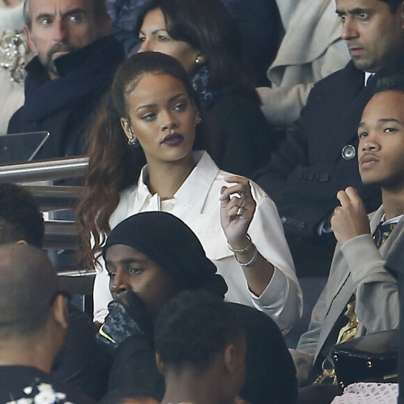 Rihanna a assisté en famille à la rencontre entre le PSG et l'Olympique de Marseille au Parc des Princes à Paris, le 4 octobre 2015
