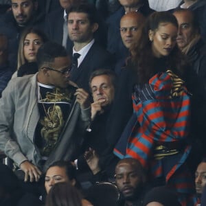 Rihanna a assisté en famille à la rencontre entre le PSG et l'Olympique de Marseille au Parc des Princes à Paris, le 4 octobre 2015