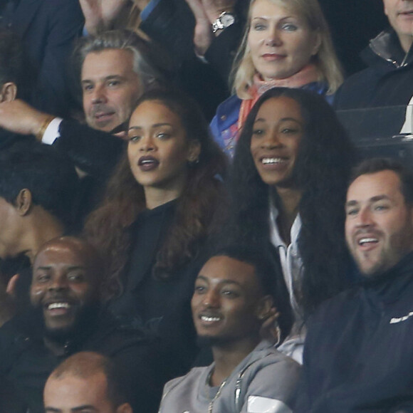 Rihanna a assisté en famille à la rencontre entre le PSG et l'Olympique de Marseille au Parc des Princes à Paris, le 4 octobre 2015
