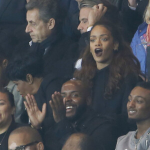 Rihanna a assisté en famille à la rencontre entre le PSG et l'Olympique de Marseille au Parc des Princes à Paris, le 4 octobre 2015