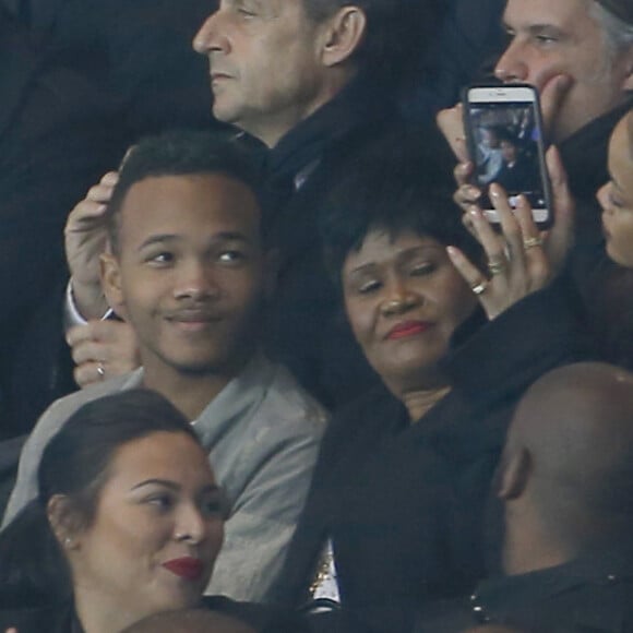 Rihanna a assisté en famille à la rencontre entre le PSG et l'Olympique de Marseille au Parc des Princes à Paris, le 4 octobre 2015