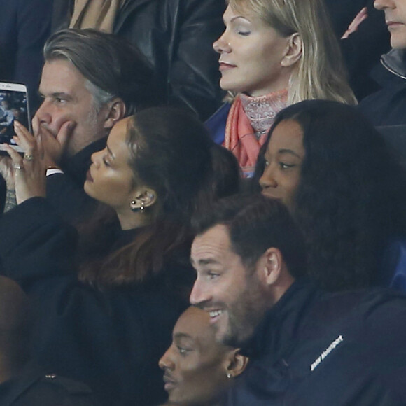 Rihanna a assisté en famille à la rencontre entre le PSG et l'Olympique de Marseille au Parc des Princes à Paris, le 4 octobre 2015