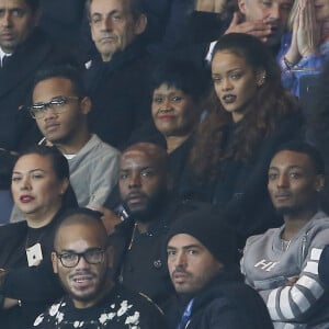 Rihanna a assisté en famille à la rencontre entre le PSG et l'Olympique de Marseille au Parc des Princes à Paris, le 4 octobre 2015