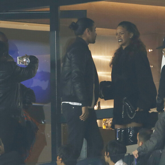 Rihanna a assisté en famille à la rencontre entre le PSG et l'Olympique de Marseille au Parc des Princes à Paris, le 4 octobre 2015