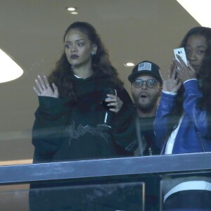 Rihanna a assisté en famille à la rencontre entre le PSG et l'Olympique de Marseille au Parc des Princes à Paris, le 4 octobre 2015