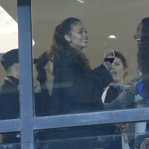 Rihanna a assisté en famille à la rencontre entre le PSG et l'Olympique de Marseille au Parc des Princes à Paris, le 4 octobre 2015