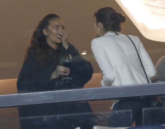 Rihanna en loge lors de la rencontre entre le PSG et l'Olympique de Marseille au Parc des Princes à Paris, le 4 octobre 2015