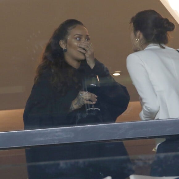 Rihanna en loge lors de la rencontre entre le PSG et l'Olympique de Marseille au Parc des Princes à Paris, le 4 octobre 2015